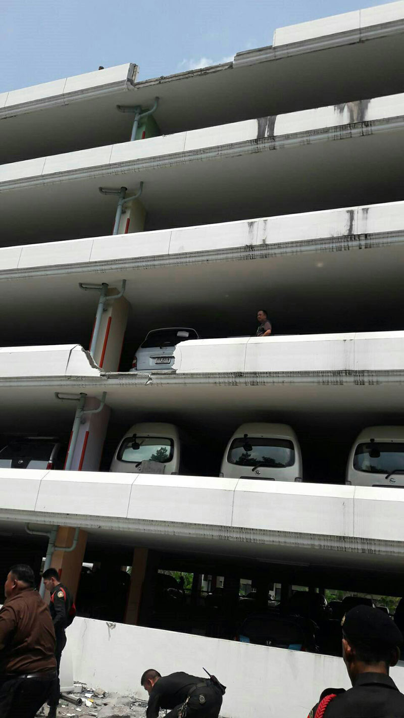 รถตกตึก