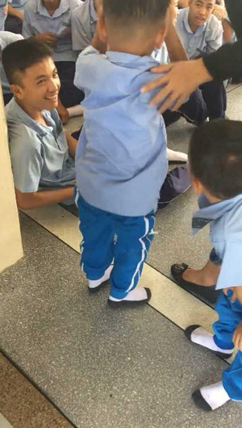 น้องหนุนตักพี่