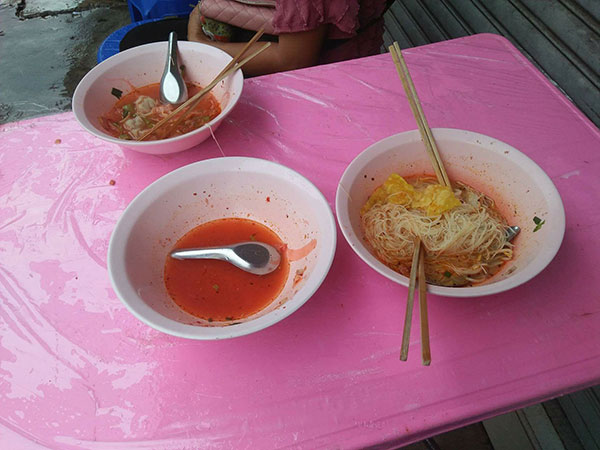 แมลงสาบในร้านก๋วยเตี๋ยว