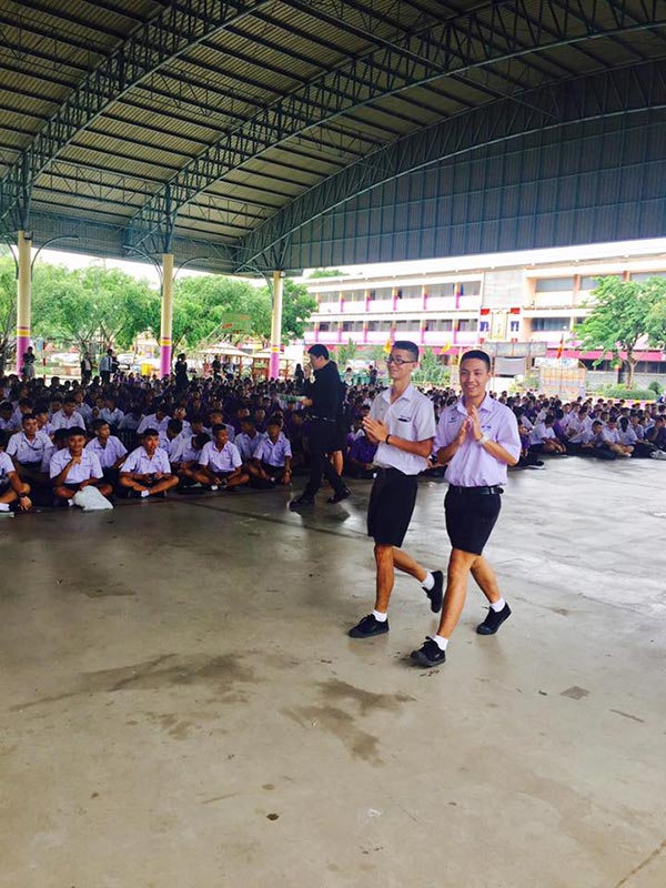 รด.ช่วยคนเป็นลมที่รางรถไฟ