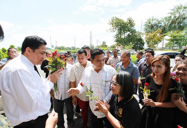 ร้องถนนลาดหลุมแก้วพัง