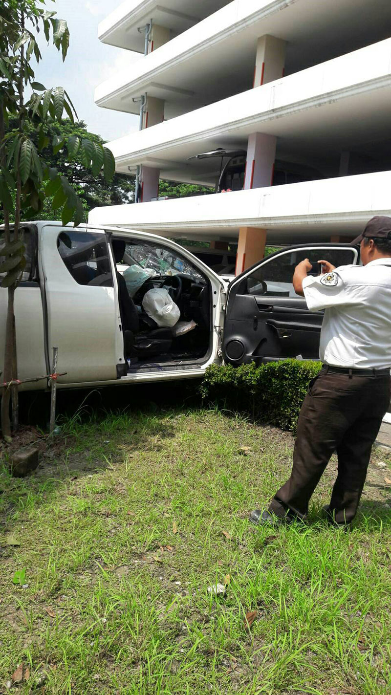 รถตกตึก