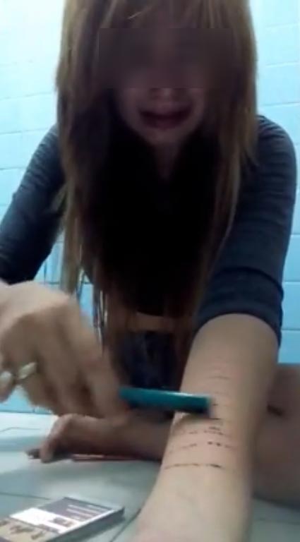 อัดคลิปกรีดแขนประชดรัก