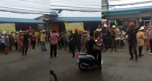 ใครจะทนไหว ! จราจรโชว์สเต็ปเคล้าเสียงแตรวงแห่นาค โบกไปเต้นไป น่ารักจริง ๆ