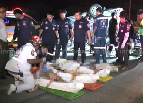 รถตู้แดนซ์เซอร์พลิกคว่ำชนเสาไฟ ดับ 3 ศพ เจ็บอีก 6 ราย