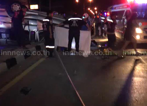 รถตู้แดนซ์เซอร์พลิกคว่ำชนเสาไฟ ดับ 3 ศพ เจ็บอีก 6 ราย