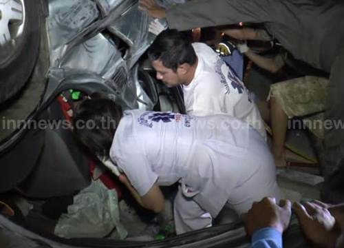 รถตู้แดนซ์เซอร์พลิกคว่ำชนเสาไฟ ดับ 3 ศพ เจ็บอีก 6 ราย