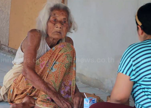 แม่เฒ่านอนกับศพ