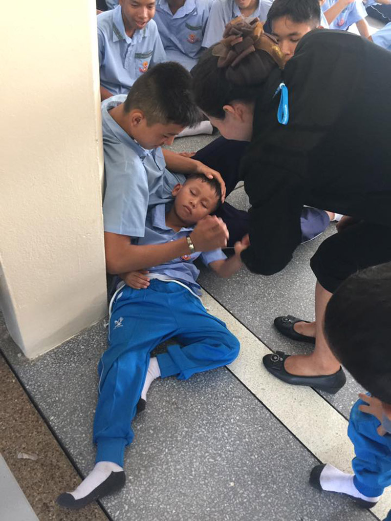 น้องหนุนตักพี่