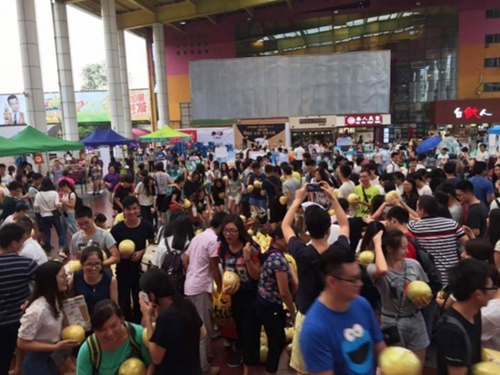  หนุ่มสุดโรแมนติกใช้ส้มโอ 999 ผล