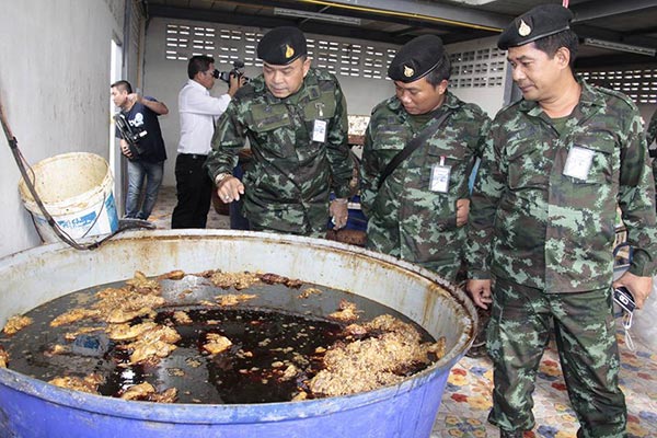 บุกทลายโรงต้มปลาร้า