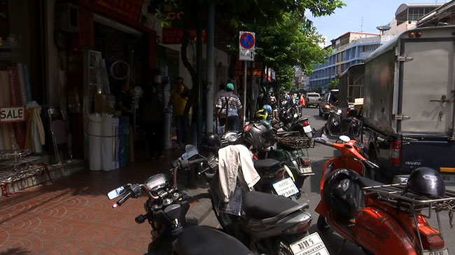 คลิปหญิงใช้เลื่อยตัดที่ล็อกล้อรถ