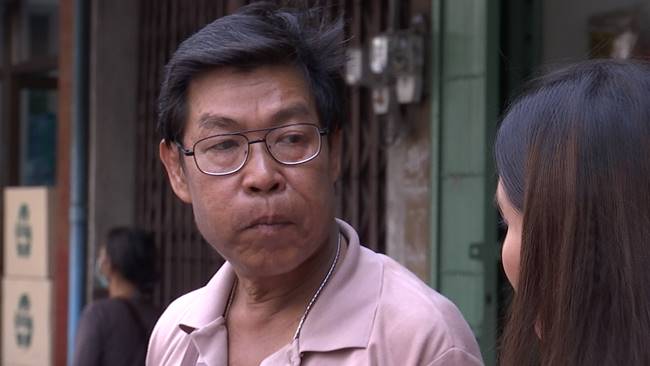 หนุ่มขี่ จยย. ย้อนศรชนลุงบนทางเท้า