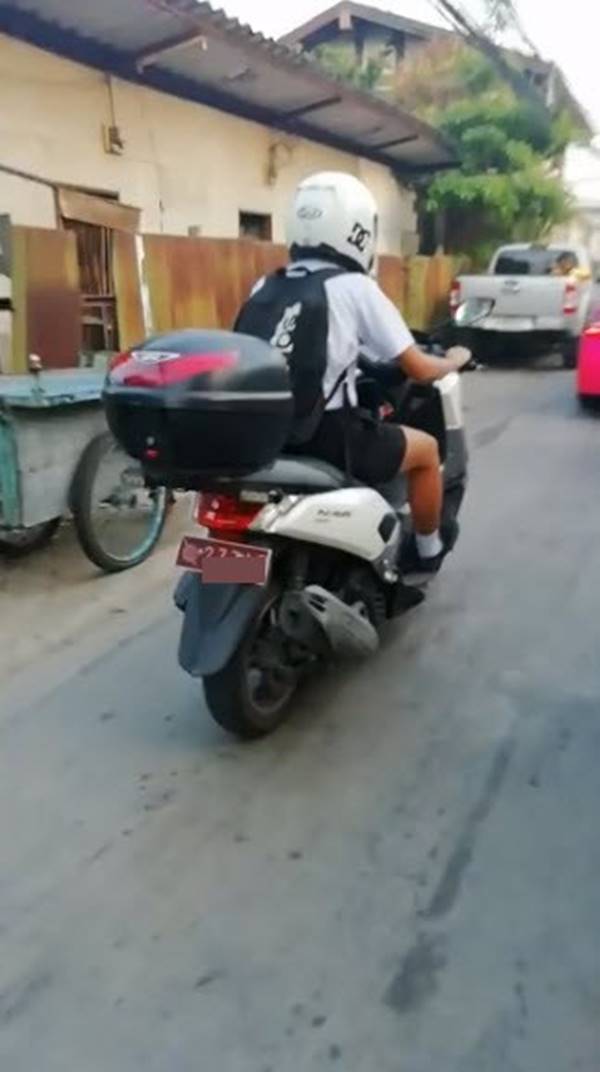นักเรียนขี่มอเตอร์ไซค์ตำรวจ