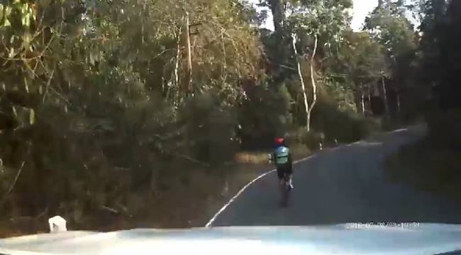 หนุ่มปั่นจักรยานบนเขาใหญ่