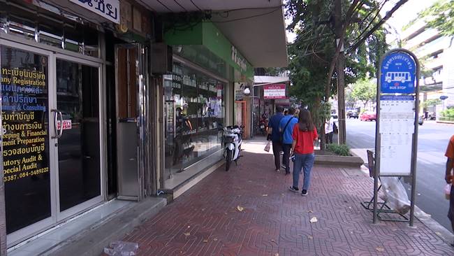 หนุ่มขี่ จยย. ย้อนศรชนลุงบนทางเท้า