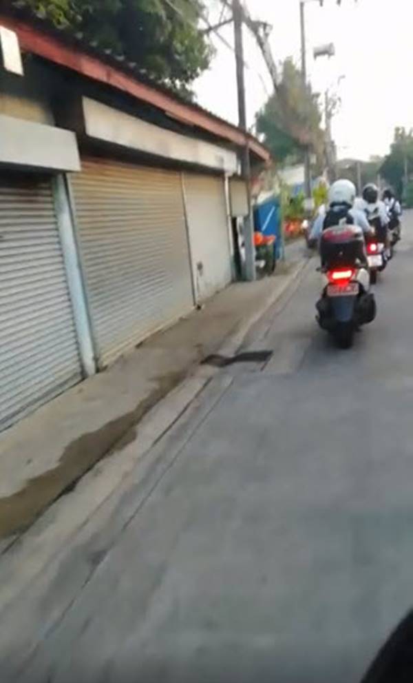 นักเรียนขี่มอเตอร์ไซค์ตำรวจ