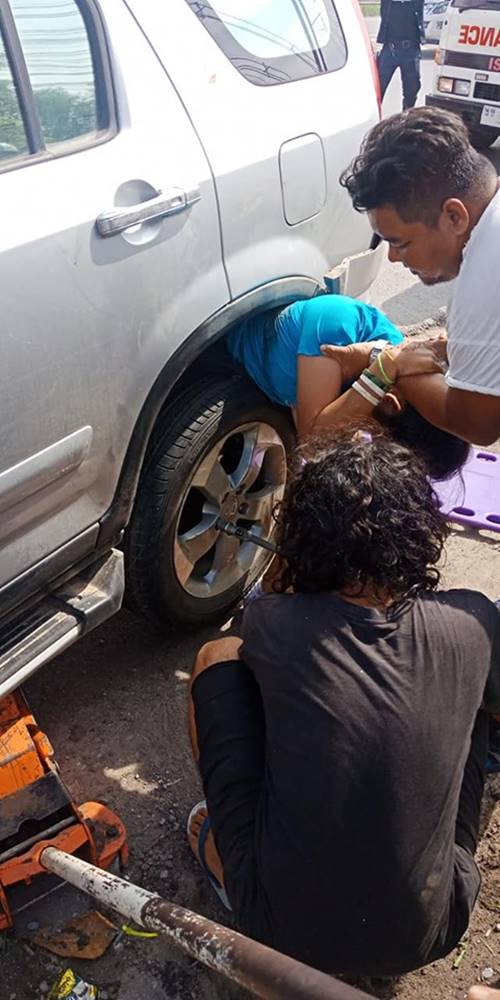 สาวติดบังโคลนล้อรถยนต์