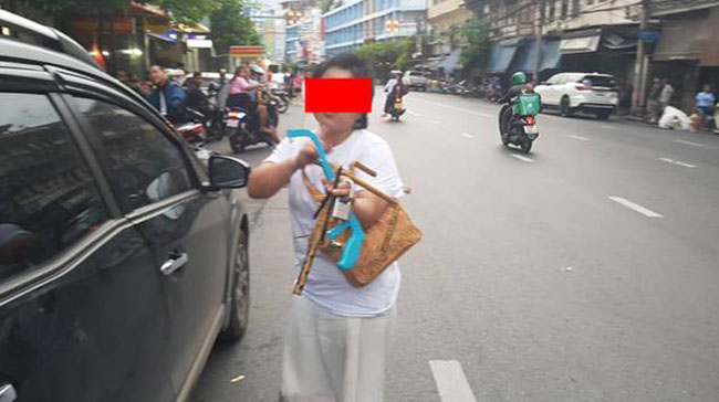 คลิปหญิงใช้เลื่อยตัดที่ล็อกล้อรถ