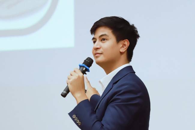 ไอติม พริษฐ์  มงคลกิตติ์ 