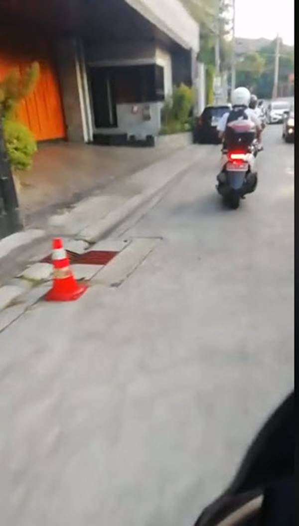 นักเรียนขี่มอเตอร์ไซค์ตำรวจ