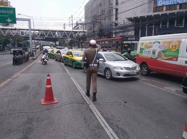 รถชนในอุโมงค์ดินแดง