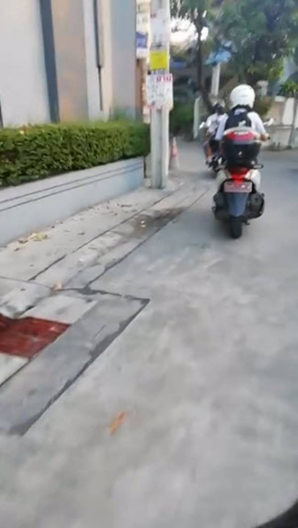 นักเรียนขี่มอเตอร์ไซค์ตำรวจ