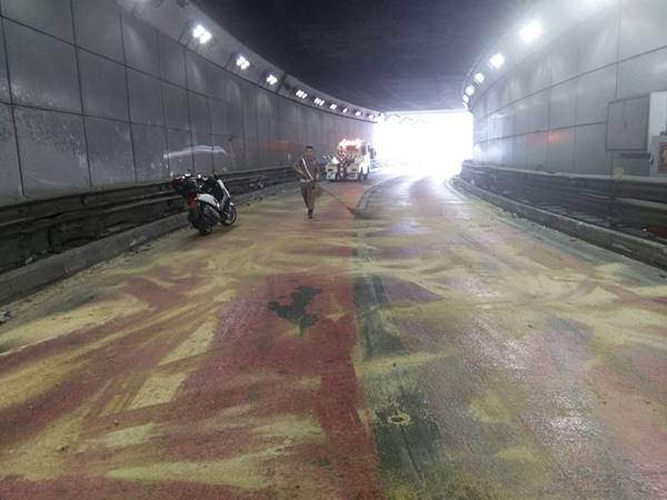 รถชนในอุโมงค์ดินแดง