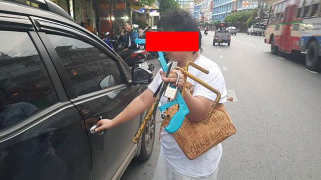 คลิปหญิงใช้เลื่อยตัดที่ล็อกล้อรถ