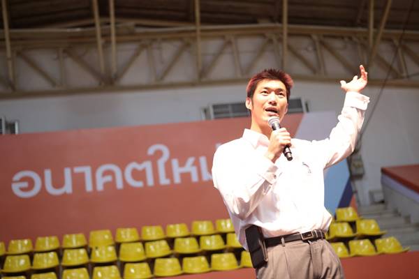ชี้ ธนาธร 