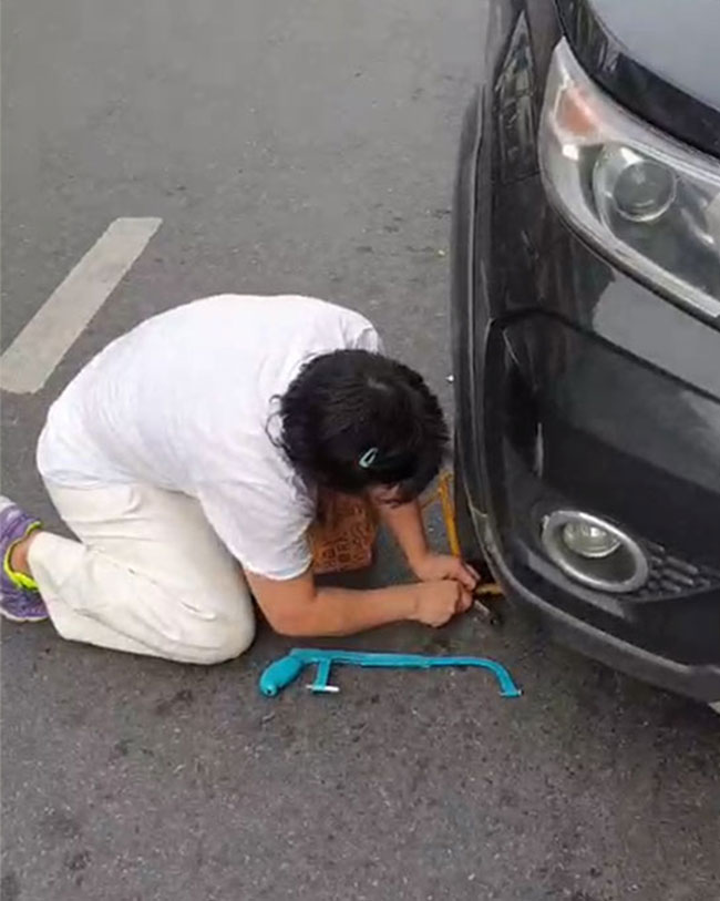 คลิปหญิงใช้เลื่อยตัดที่ล็อกล้อรถ