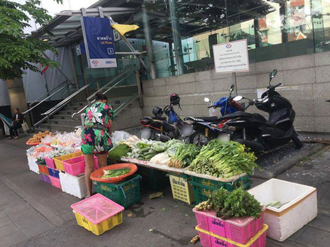 ขายของขวางทางเท้า