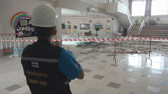 ผนังโรงเรียนถล่ม