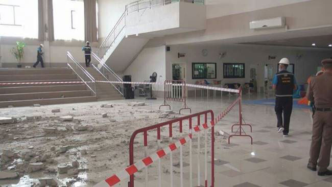 ผนังโรงเรียนถล่ม