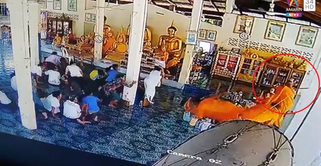 พระคลั่ง ถือมีดพร้าไล่ฟันพระรูปอื่น