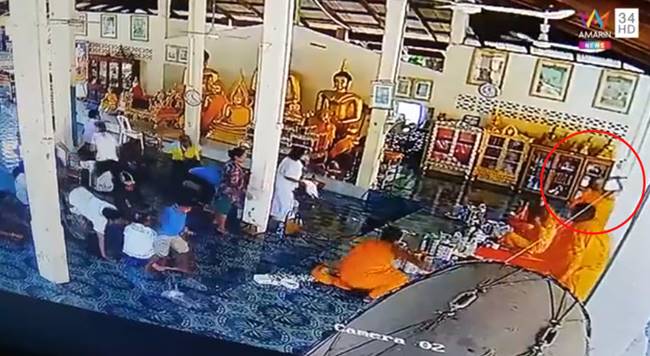 พระคลั่ง ถือมีดพร้าไล่ฟันพระรูปอื่น