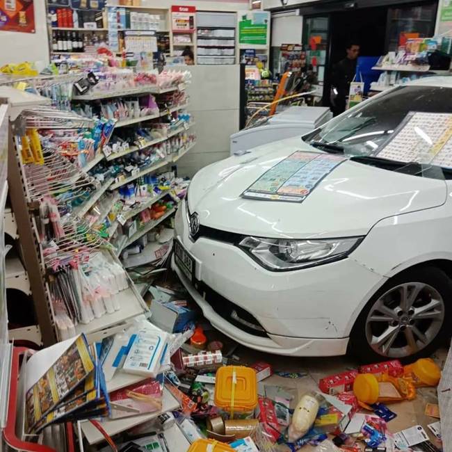 รถชนเซเว่น 