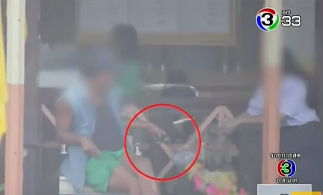 แอบเอามือถือถ่ายใต้กระโปรงนักเรียน