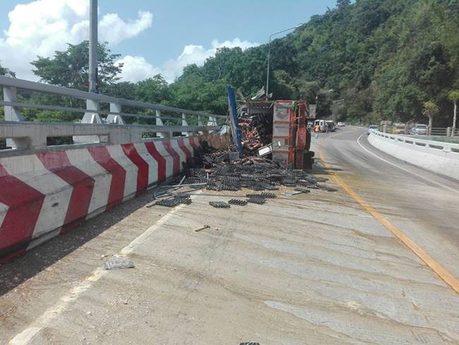 รถบรรทุกแหกโค้ง 