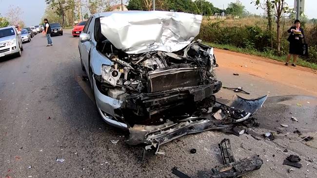 คลิปเก๋งชนมอเตอร์ไซค์