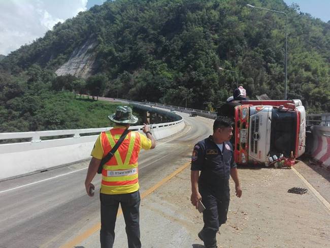 รถบรรทุกแหกโค้ง 