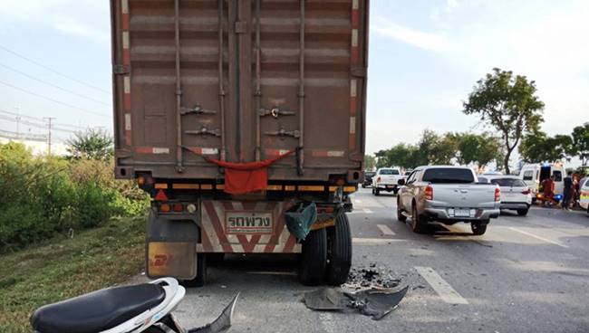 รถเก๋งชนรถพ่วง