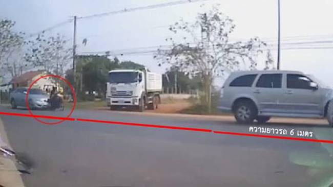 คลิปเก๋งชนมอเตอร์ไซค์