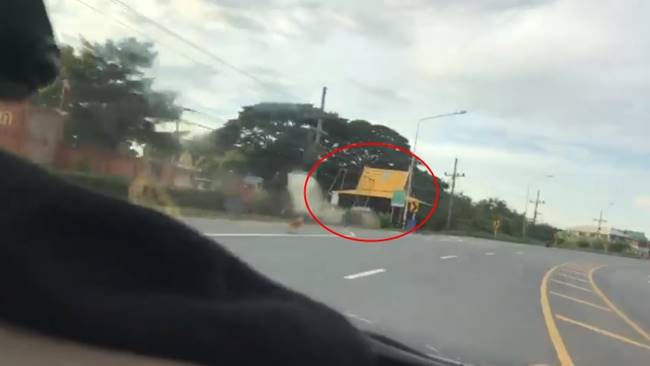 คลิปเก๋งขับสปีดสุดติ่ง 