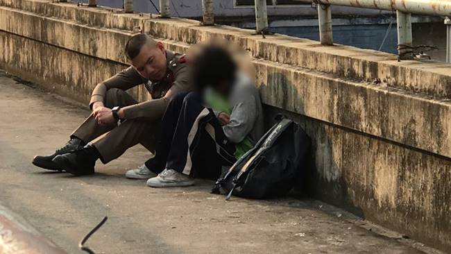 ตำรวจลูบหัวน้อง ม.2