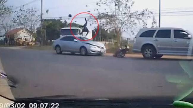 คลิปเก๋งชนมอเตอร์ไซค์