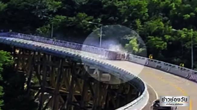 รถบรรทุกแหกโค้ง 