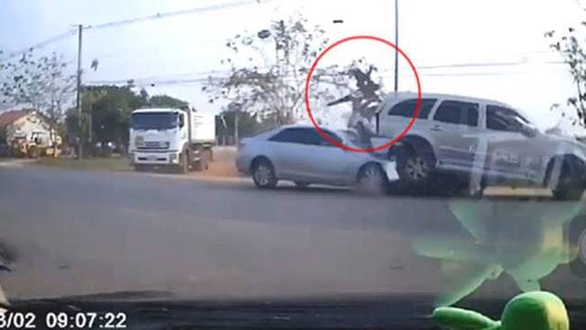 คลิปเก๋งชนมอเตอร์ไซค์