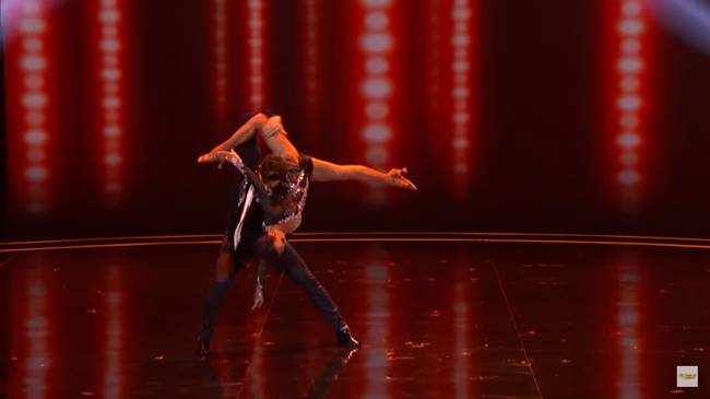 หญิงไทยวัย 71 ปี ได้รับ Golden Buzzer 