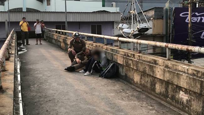 ตำรวจลูบหัวน้อง ม.2